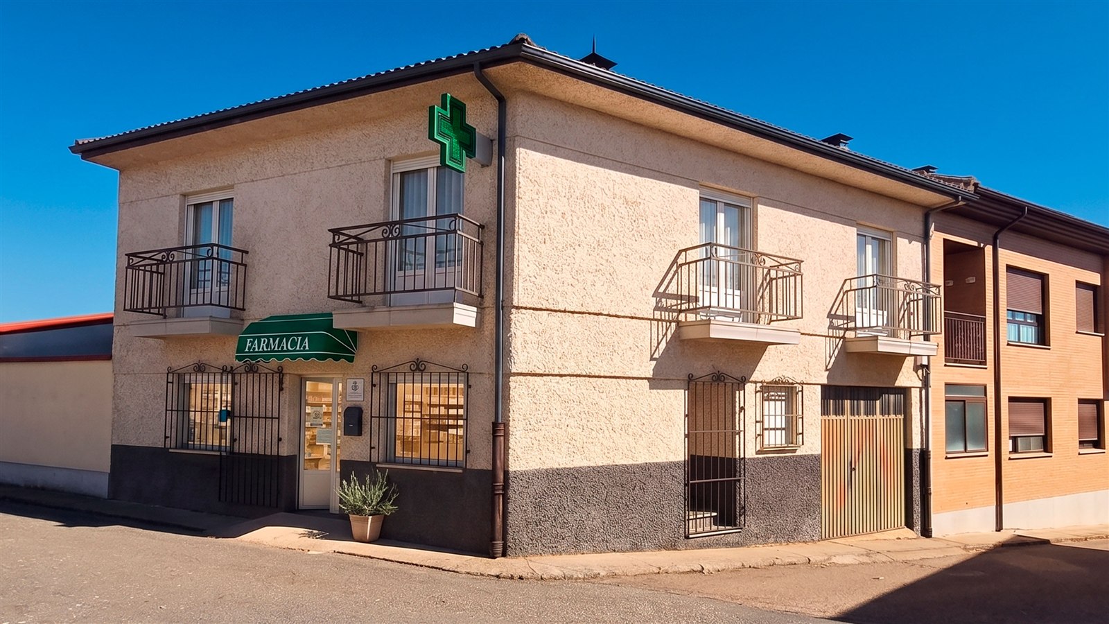 Fachada de la Farmacia Encinas de Abajo, Calle Santa Teresa 15
